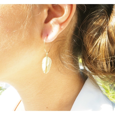 Boucles d'oreilles créoles plume en acier or jaune - Zag...
