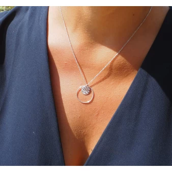 Hammered pastille circle silver necklace - Pomme Cannelle