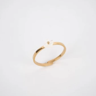 Pearly flower ring in gold...