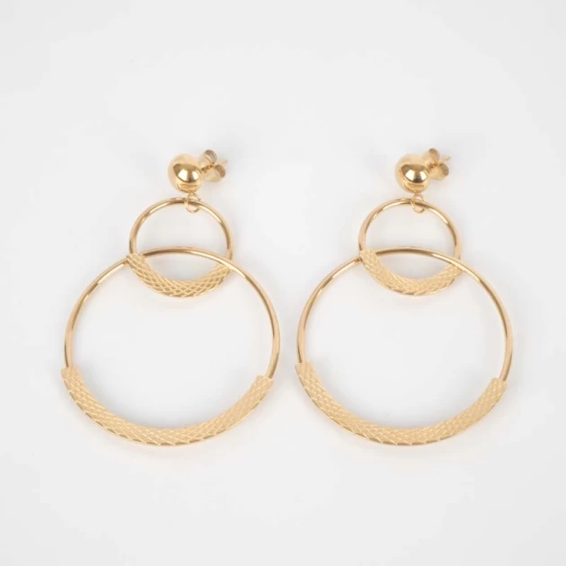 Scaled circle earrings in...